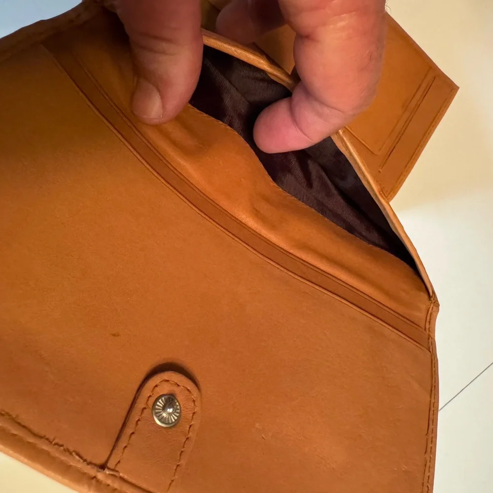 Vintage Kenneth Cole High End Soft Supple Trifold Tan Leather Wallet